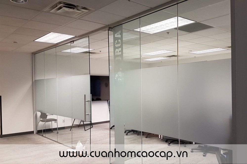 Vách kính CL kết hợp cửa mở quay 2 cánh, tạo cho văn phòng làm việc rất thông thoáng, hiện đại