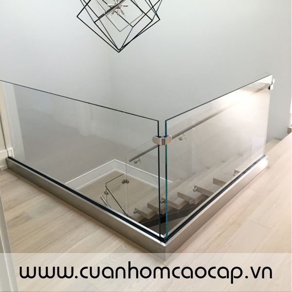 Hệ lan can kính dùng U nhôm định vị chân kính sau đó được ốp nắp inox bao quanh