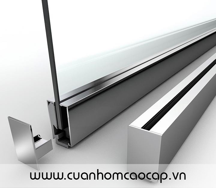 Hệ lan can kính dùng U nhôm định vị chân kính sau đó được ốp nắp inox bao quanh