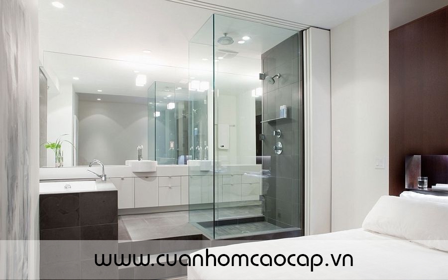 Việc sử dụng chất liệu kính trong nội thất nói chung và phòng tắm nói riêng đã tô màu rất đẹp cho không gian của bạn
