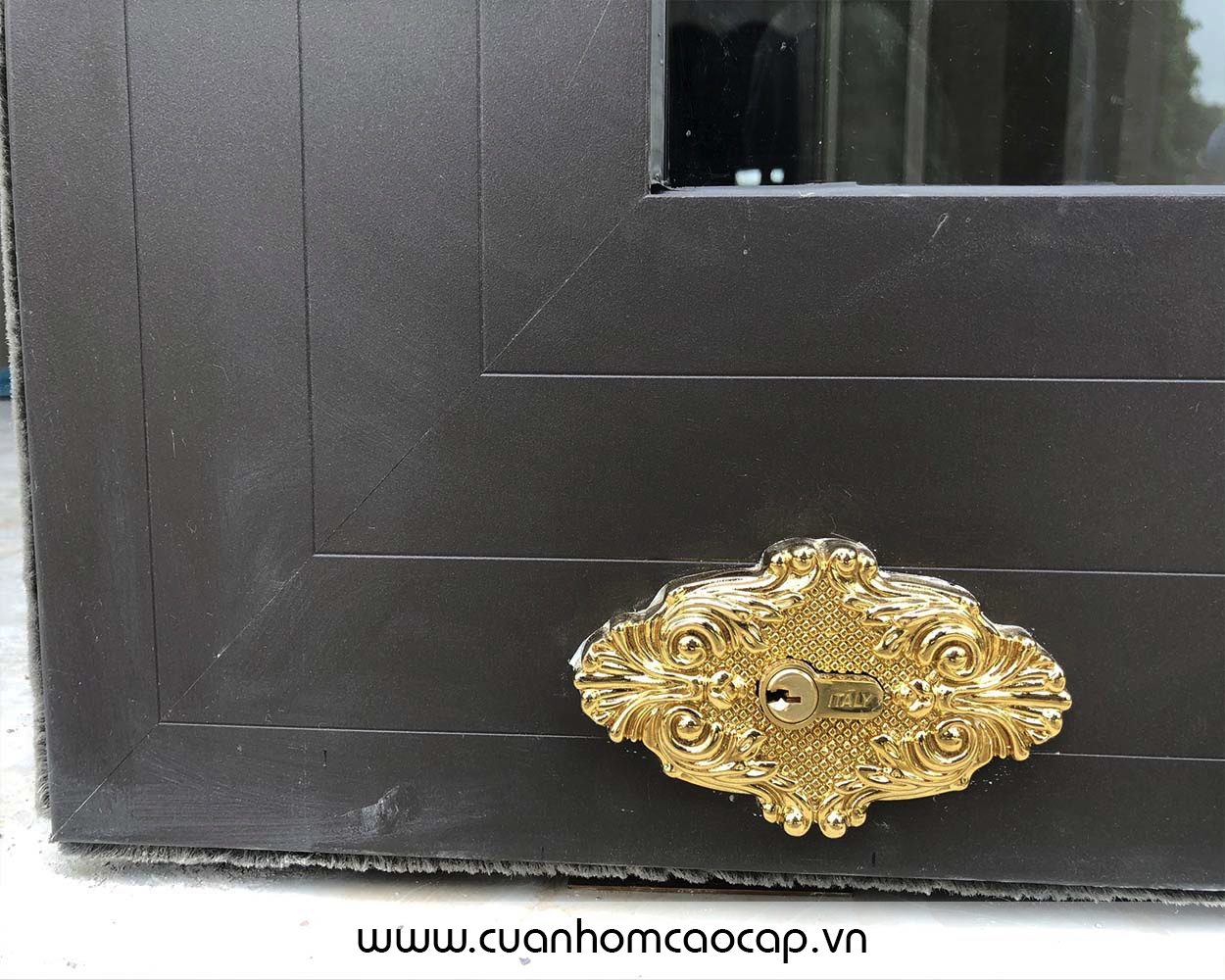 Khoá mặt hoa tích hợp trên cánh cửa nhôm thuỷ lực