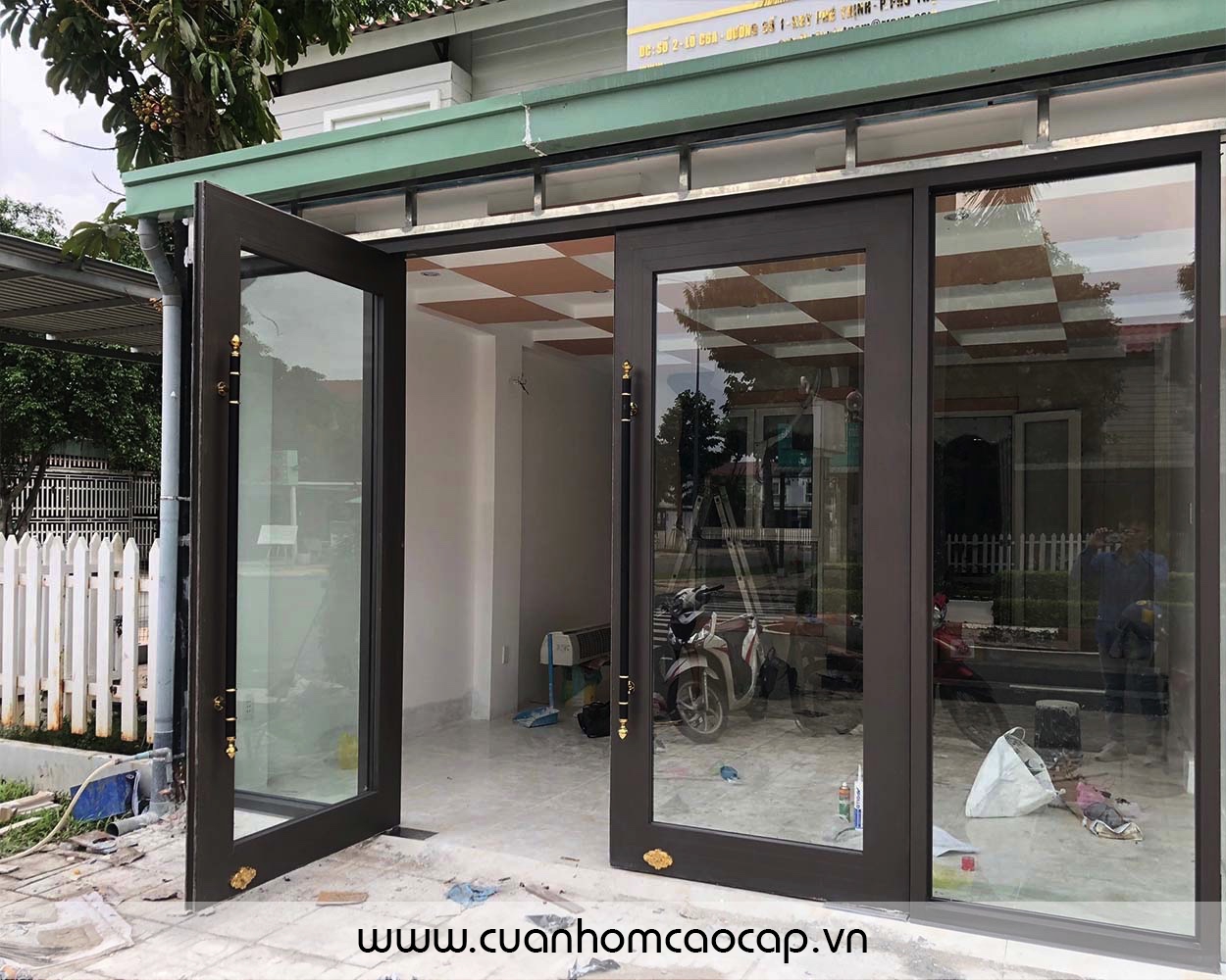 Cửa nhôm thuỷ lực SingHal với profile nhôm cánh 180x60mm, khung bao 120x55mm, màu cafe ánh kim