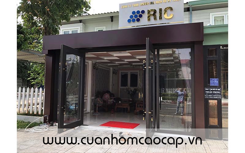 Cửa Nhôm Thủy Lực SINGHAL