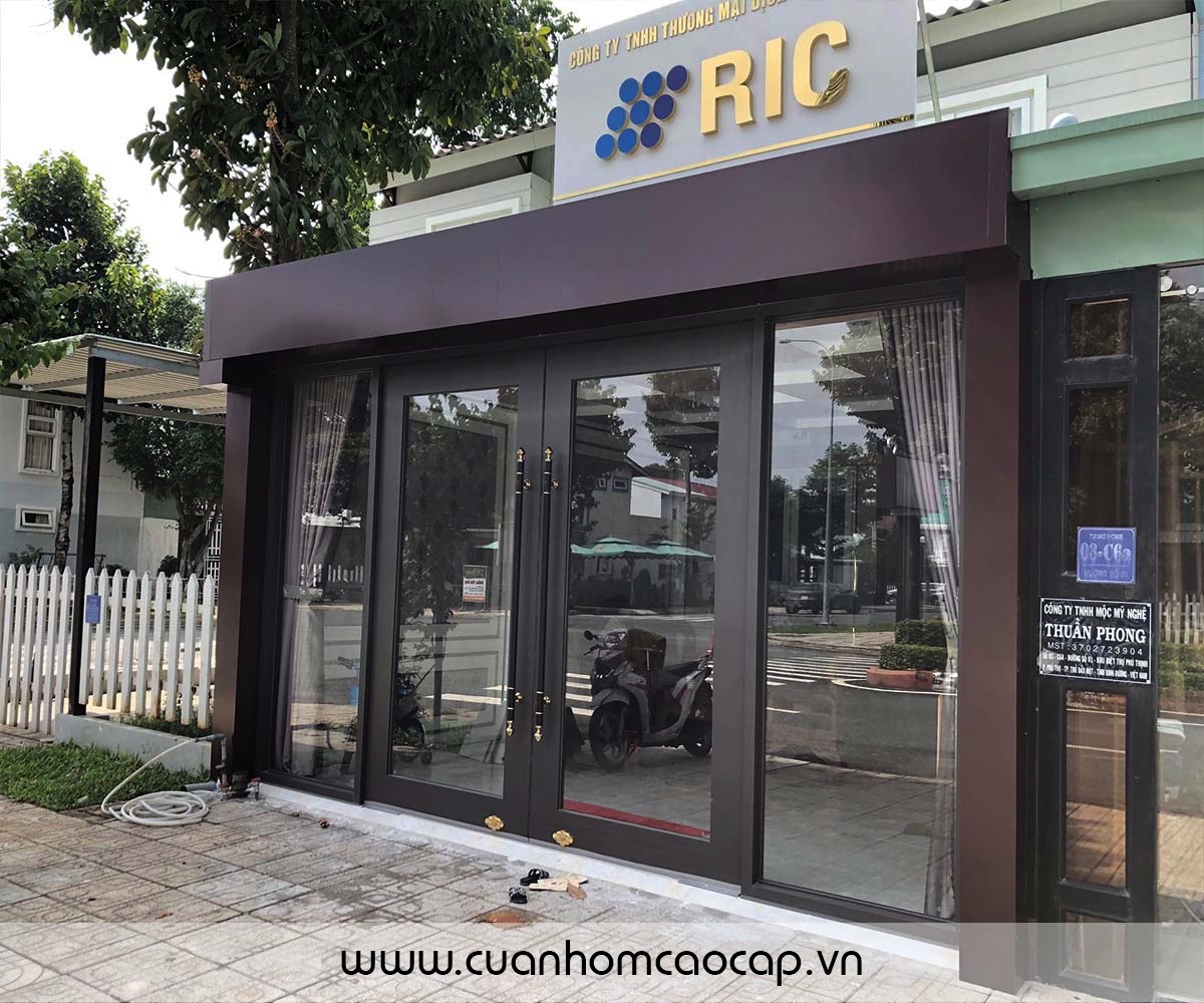 Cửa nhôm thuỷ lực SingHal với profile nhôm cánh 180x60mm, khung bao 120x55mm, màu cafe ánh kim