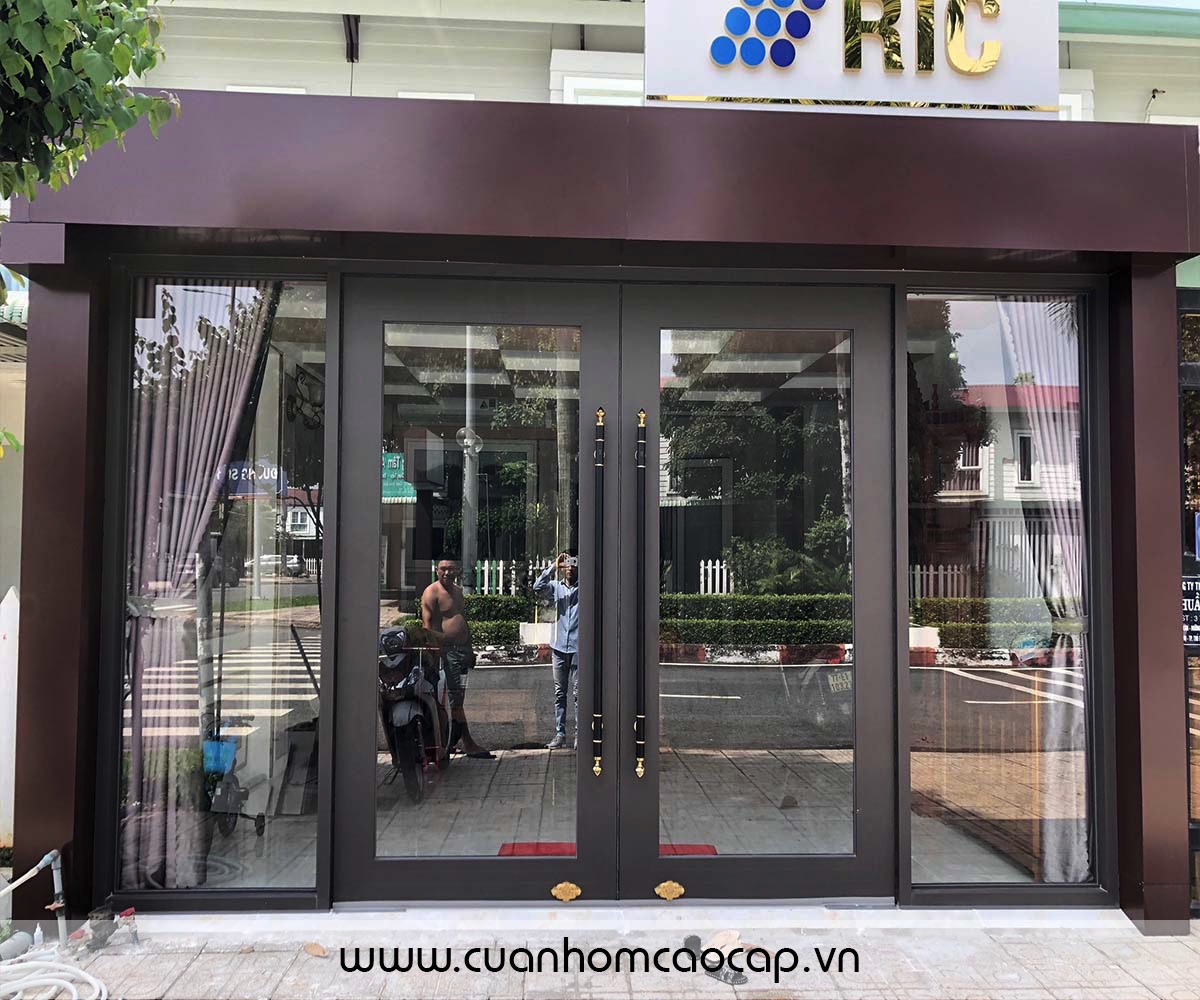 Cửa nhôm thuỷ lực SingHal với profile nhôm cánh 180x60mm, khung bao 120x55mm, màu cafe ánh kim