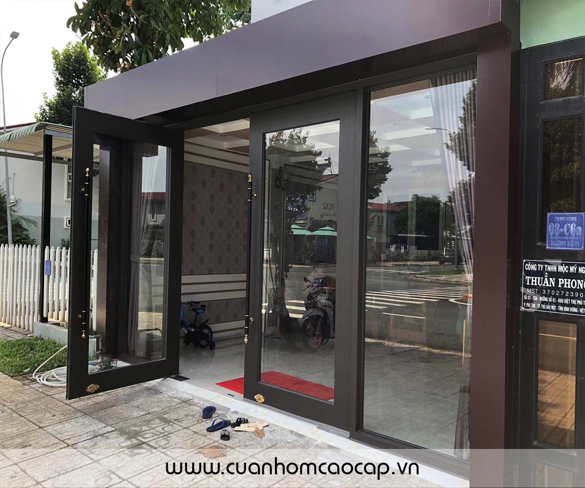 Cửa nhôm thuỷ lực SingHal với profile nhôm cánh 180x60mm, khung bao 120x55mm, màu cafe ánh kim