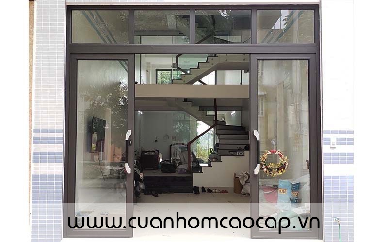 Cửa nhôm Zhongkai 4 cánh, 2 cánh mở trượt, 2 cánh mở quay màu ghi xám