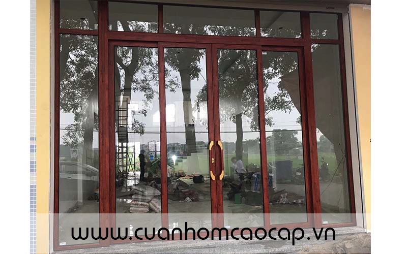 Cửa nhôm kính trượt quay 4 cánh, 2 cánh mở trượt, 2 cánh mở quay màu vân gỗ